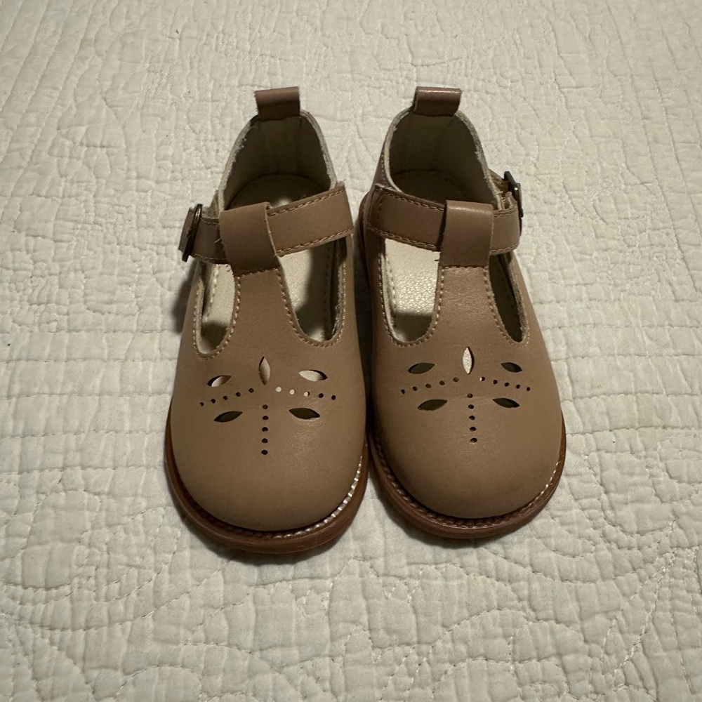 Felix and Flora tan Mary Jane’s, size 7.